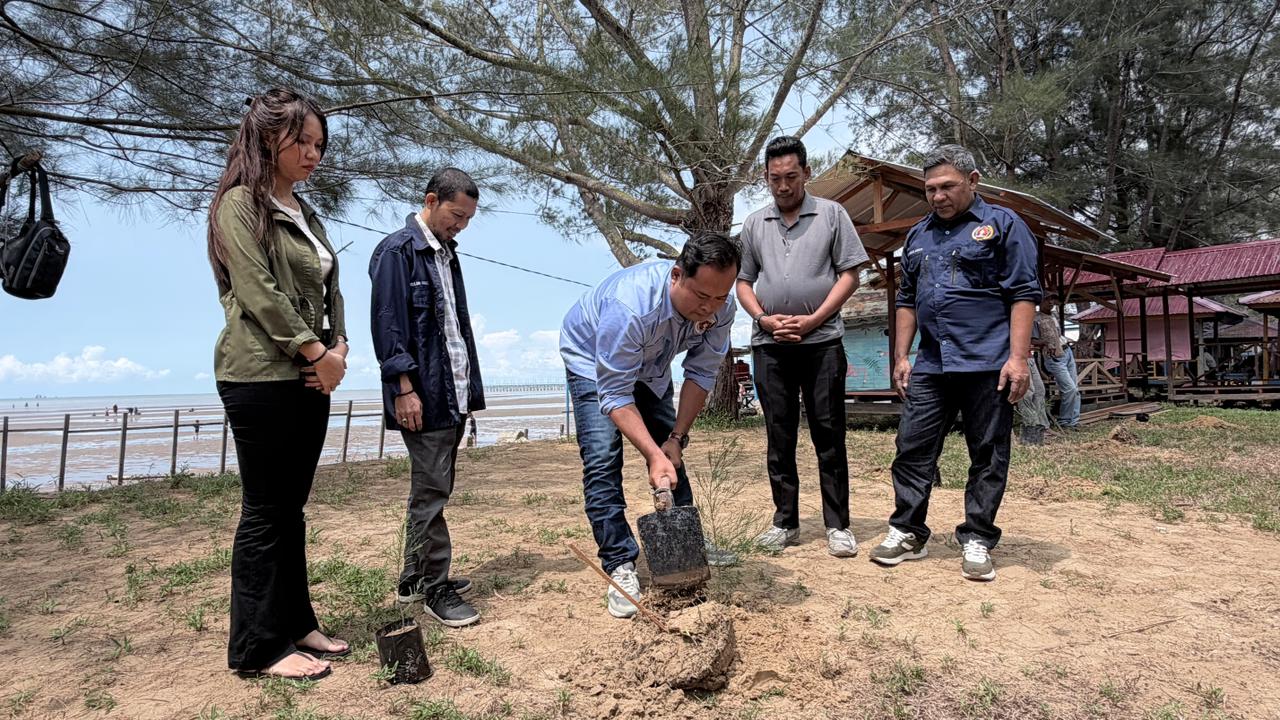 Dorong Sektor Pariwisata, PWI Kukar-Pemdes Kersik Kolaborasi Hijaukan Pantai Biru 