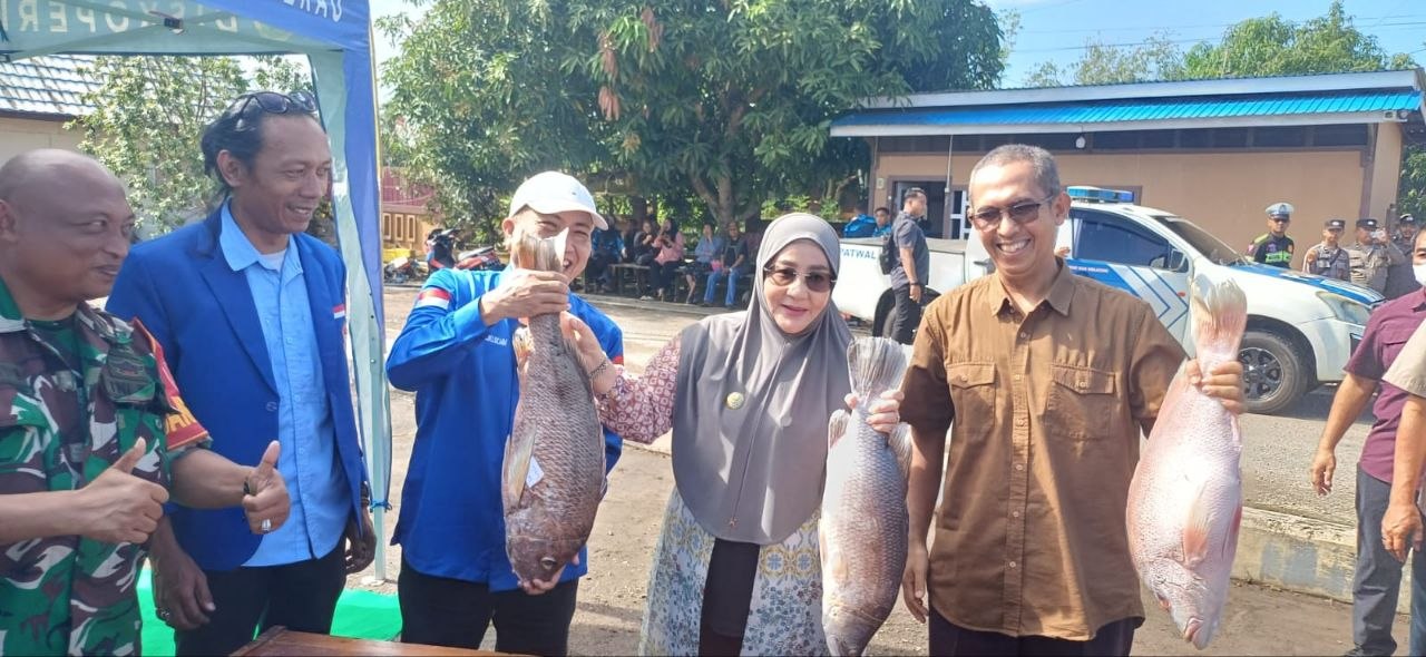 Warga Serbu Pasar Ikan Murah di Sambaliung