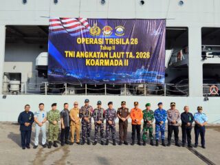 KRI Teluk Kupang 519 Mampir di Pelabuhan Semayang Balikpapan