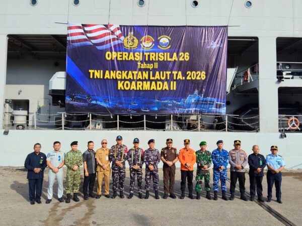 KRI Teluk Kupang 519 Mampir di Pelabuhan Semayang Balikpapan