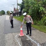 Cegah Lakalantas, Satlantas Polres PPU Beri Tanda Jalan Berlubang