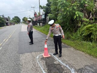 Cegah Lakalantas, Satlantas Polres PPU Beri Tanda Jalan Berlubang