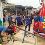 Petugas Damkarmatan Kukar Evakuasi Iphone 10 XR Milik Warga Samarinda