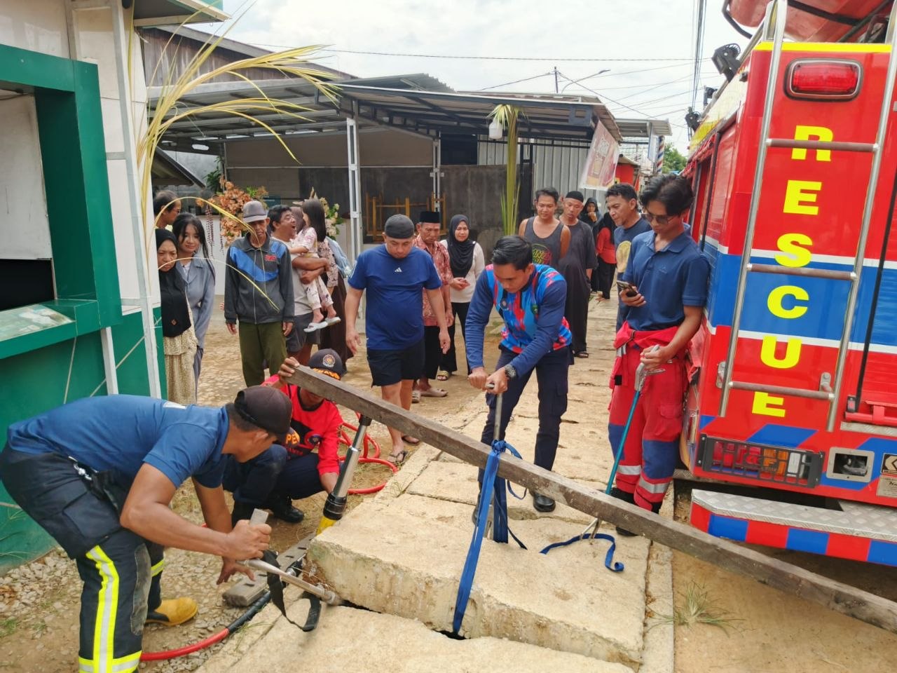 Petugas Damkarmatan Kukar Evakuasi Iphone 10 XR Milik Warga Samarinda