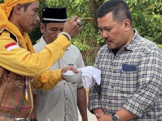 Kearifan Lokal Suku Basap Sambut Tim Verifikasi Geopark Nasional Lewat Ritual Tempong Tawar