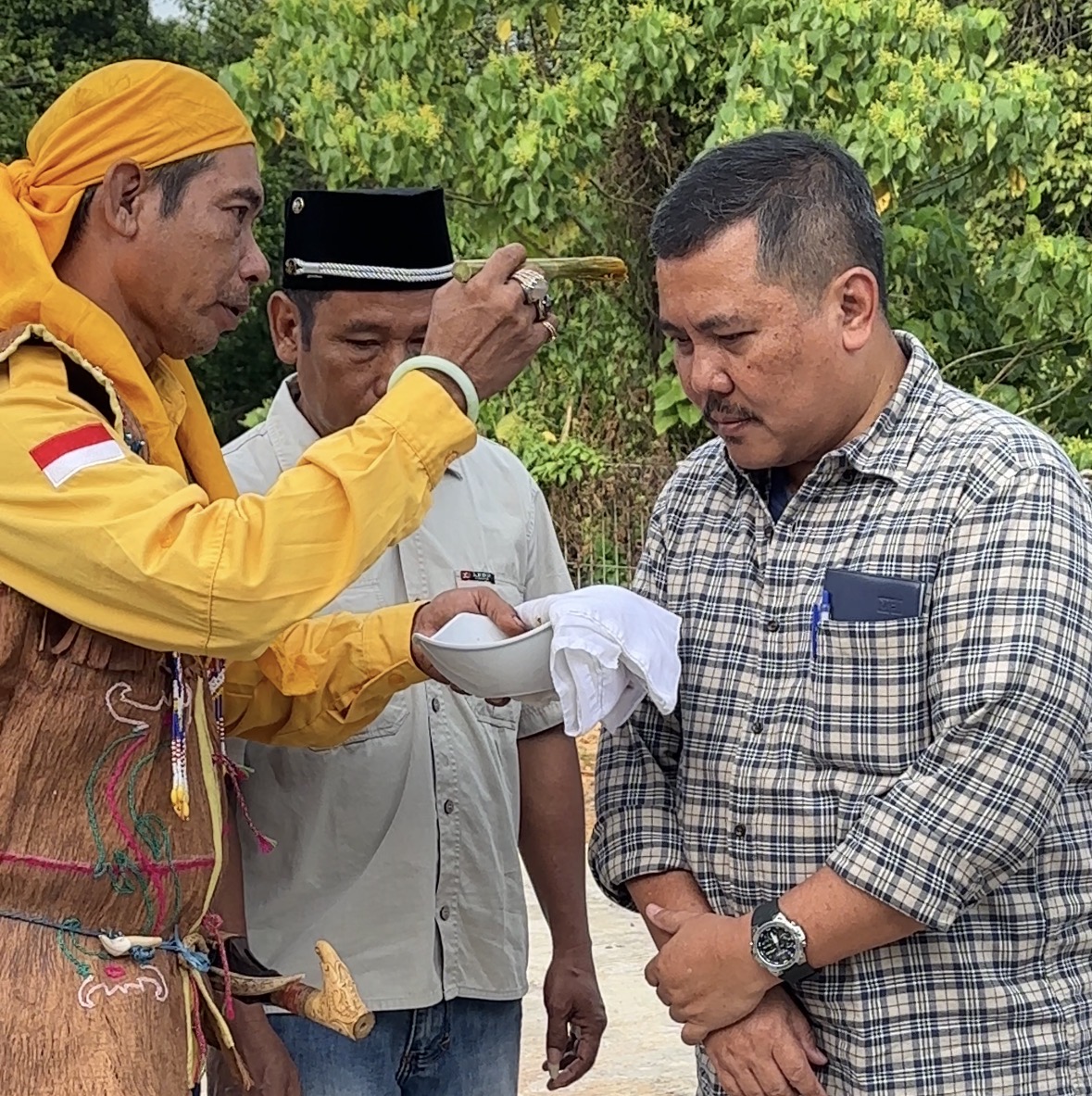 Kearifan Lokal Suku Basap Sambut Tim Verifikasi Geopark Nasional Lewat Ritual Tempong Tawar