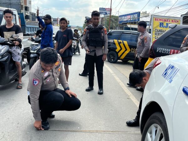 Pemotor Tewas Terlindas Truk di Jalan PM Noor