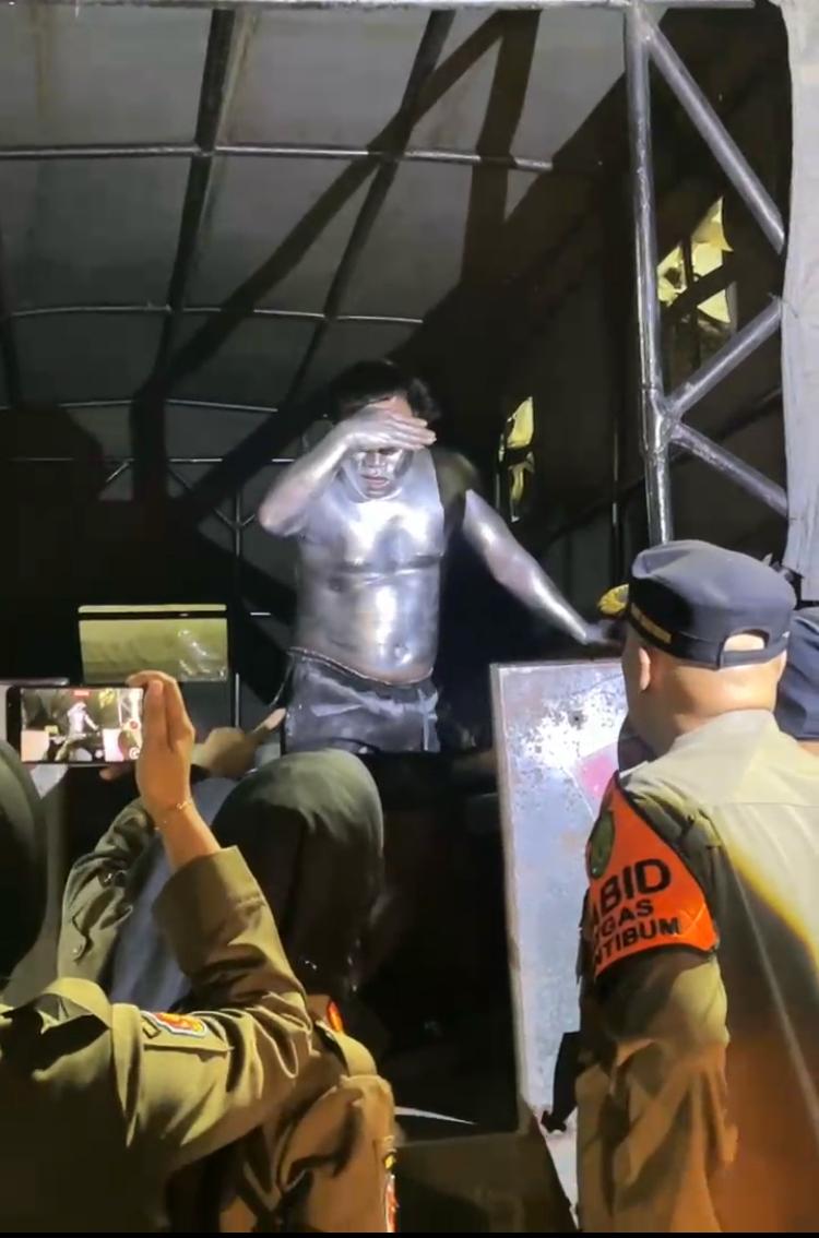 Dikejar Petugas, "Manusia Silver" Terjun ke Sungai Mahakam, Anjal dan Gepeng Tak Pernah Jera Dirazia