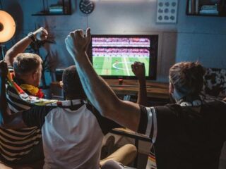 Menonton Pertandingan Bola di TV Ternyata Ganggu Kesehatan Jantung