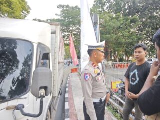 Satlantas Polresta Samarinda Tindak Truk R6 yang Melintas di Mahakam IV, Pengemudi Diberi Sanksi