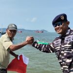 Jelang HUT ke-81 RI , Lanal Balikpapan Bagikan Sembako dan Bendera ke Nelayan
