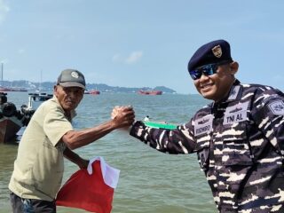 Jelang HUT ke-81 RI , Lanal Balikpapan Bagikan Sembako dan Bendera ke Nelayan