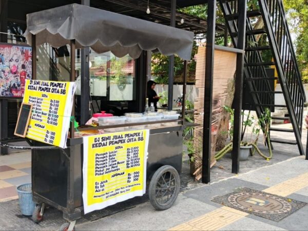 Cerita di Balik Kios Mungil Milik Firdaus: Pempek Palembang yang Cocok di Lidah Orang Kaltim di Jalan Mawar
