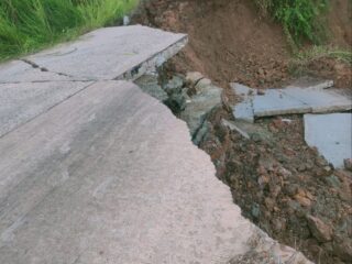 Jalan Poros Amblas, Ribuan Warga 10 Desa di Kecamatan Muara Muntai Terisolasi