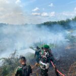 Prajurit Brigif TP 85 Bersama Warga Padamkan Karhutla di Kutai Barat