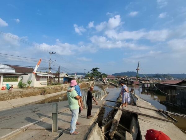 Jalan Margasari Akhirnya Amblas Sedalam 2 Meter