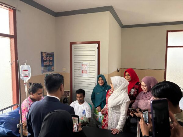 Ketua TP PKK Berau Sambangi Ibu Melahirkan pada Momen 17 Agustus di RSUD Abdul Rivai