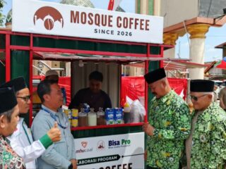 Marbot dan Remaja Masjid Al-Mizan Buka Usaha Pentol dan 'Mosque Coffee"