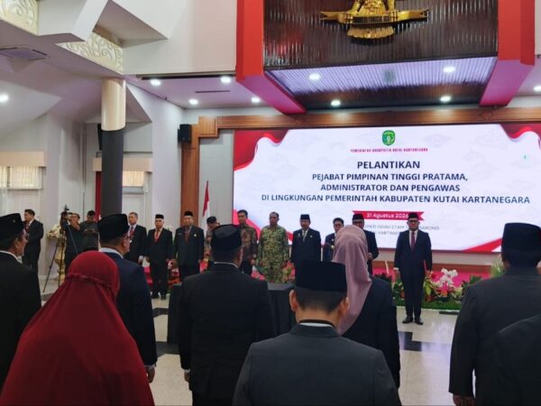 Bupati Kukar Lantik Sejumlah Pejabat, Camat Anggana Jadi Kepala Badan Kepegawaian