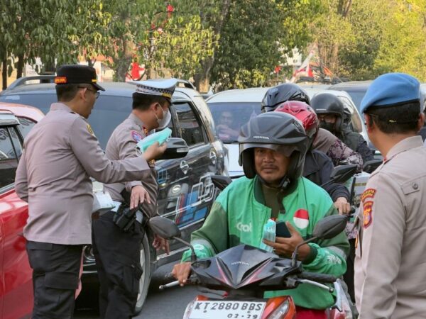 10 Ribu Masker Dibagikan di Simpang Mal Lembuswana, Antisipasi Dampak Kabut Asap Karhutla