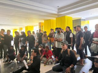 Gamalis Temui Massa di Kantor Bupati, Jelaskan Persoalan BBM
