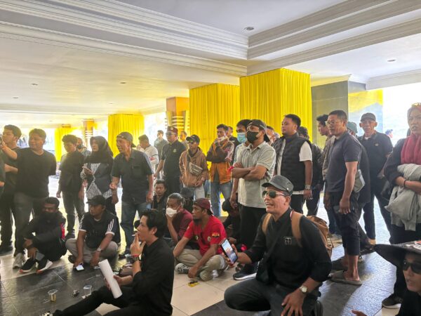 Gamalis Temui Massa di Kantor Bupati, Jelaskan Persoalan BBM