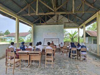 Kisah Pengabdian Tak Kenal Batas, Dua Guru SMPN 1 Loa Kulu Setia Mengajar di SMP Terbuka Loa Gagak