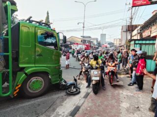 Sopir Mengaku Rem Bermasalah, Truk Tabrak Motor di Turunan Rapak