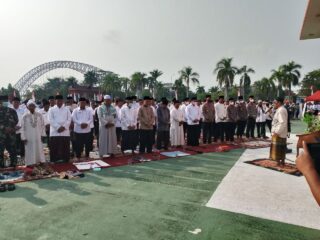 ASN Pemkab Kukar hingga Pelajar Sujud Minta Hujan di Halaman Kantor Bupati