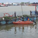 Kerahkan 18 Personel dan 5 Unit Perahu, DLH Samarinda Bersihkan Sungai di Teras Tahap II