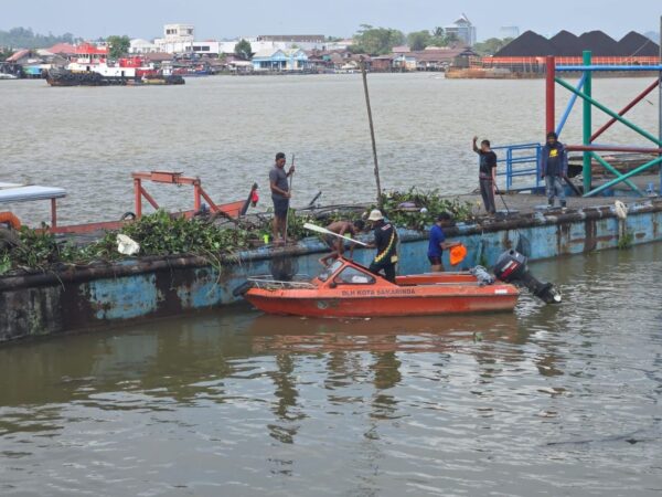 Kerahkan 18 Personel dan 5 Unit Perahu, DLH Samarinda Bersihkan Sungai di Teras Tahap II