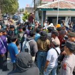 Mahasiswa Tak Bisa Temui Manajer Rayon, Pagar Kantor PLN Tenggarong Rusak