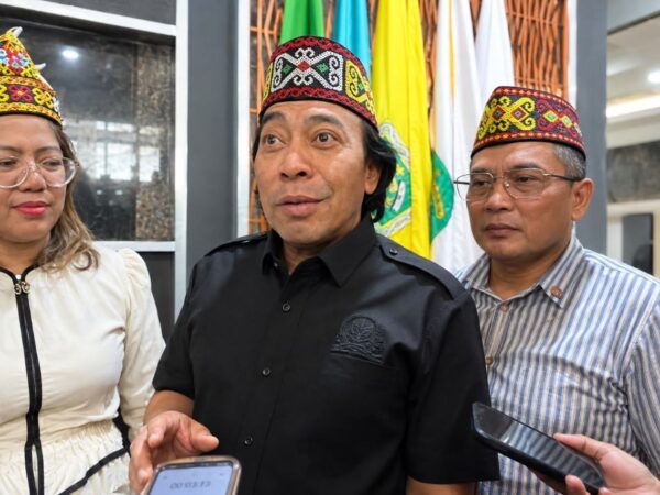 Rapat Soal Karhutla di Samarinda, Komeng Masih Berseloroh: "Awas ya, Awas!"