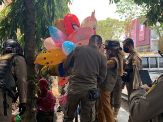 Satpol PP Samarinda Sikat Miras hingga Lapak Liar, "Ajak" Satpol Mahakam Ulu