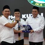 Hadiri Pelantikan IKA PMII Kukar, Ketua DPRD Ahmad Yani Terima Penghargaan