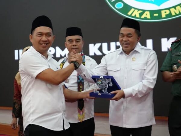 Hadiri Pelantikan IKA PMII Kukar, Ketua DPRD Ahmad Yani Terima Penghargaan