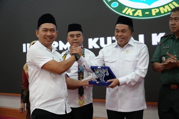 Hadiri Pelantikan IKA PMII Kukar, Ketua DPRD Ahmad Yani Terima Penghargaan