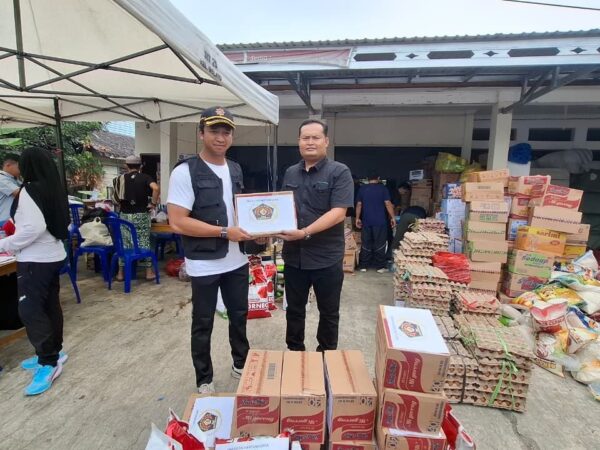 PWI Kukar Salurkan Bantuan Pangan untuk Korban Kebakaran Danau Aji