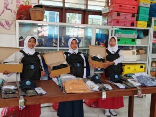 SMPN 1 Loa Kulu Bagikan Perlengkapan Sekolah Gratis, Ajak Siswa Semangat Ukir Prestasi
