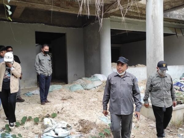 Ketua DPRD Kukar dan Rektor Unikarta Disergap Bau Limbah Bulu Ayam di Bangunan Kampus Tenggarong Seberang 
