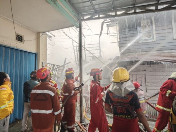 Kebakaran Dua Bangunan Usaha di Jalan Antasari Samarinda, Satu Relawan Dikabarkan Cidera