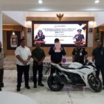 Kejari Kukar Kembalikan Empat Motor, 28 Keping Kayu Ulin, dan iPhone 15 kepada Pemilik