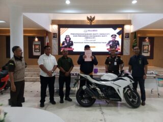 Kejari Kukar Kembalikan Empat Motor, 28 Keping Kayu Ulin, dan iPhone 15 kepada Pemilik