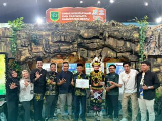 Goa Beloyot Jadi Daya Tarik, Stan Disbudpar Berau Raih Juara Favorit Berau Expo 2026