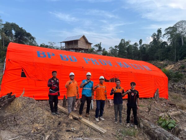 BPBD Berau Dirikan Tenda untuk Teknisi PLN yang Bertugas Pulihkan Jaringan Listrik